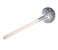 Черпак с деревянной ручкой